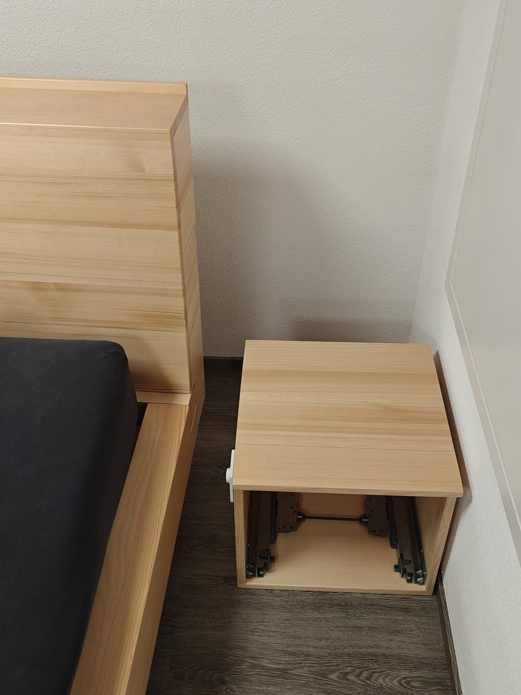 Nachttisch abmontiert vom Bettgestell — Schraubverbindung und Schienen sichtbar