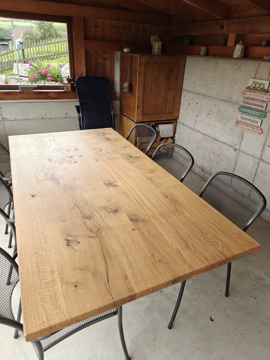 Der Eichentisch im Gartenhaus