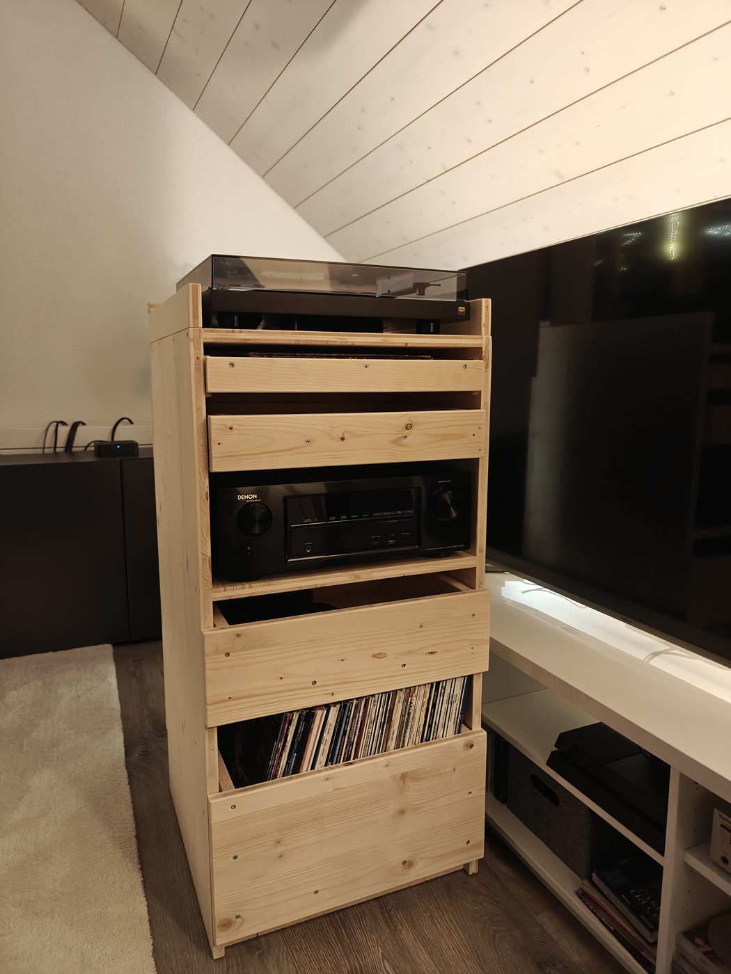 Prototyp in Fichte — im Einsatz mit Plattenspieler und Receiver