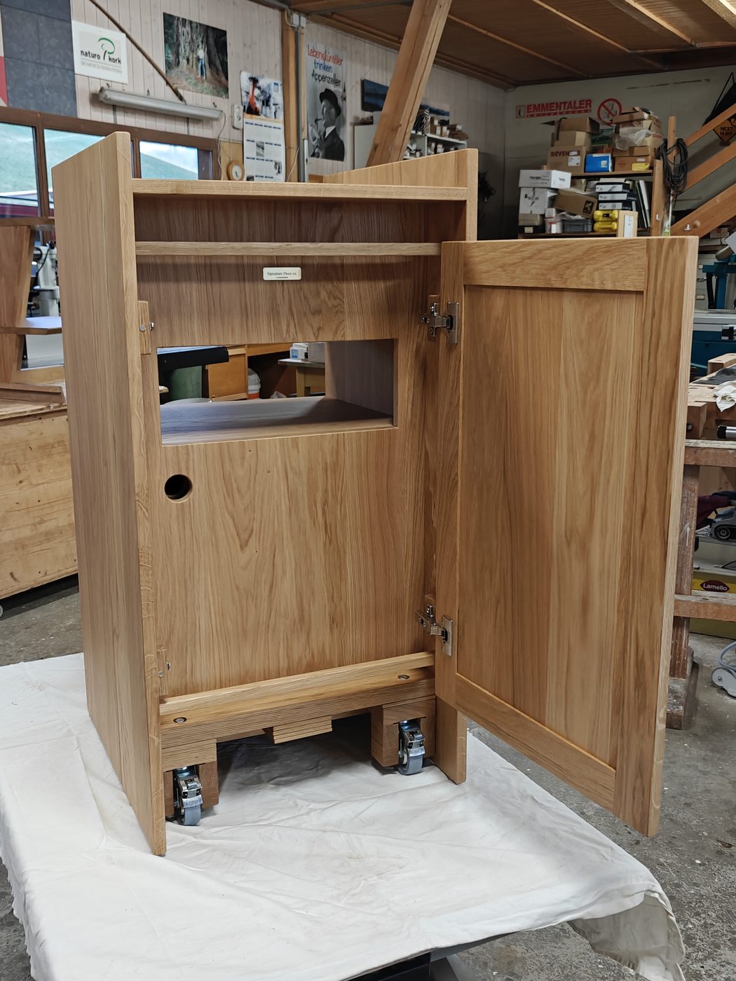 Reversible Rückwand-Tür offen — Kabelzugang und Signatur sichtbar