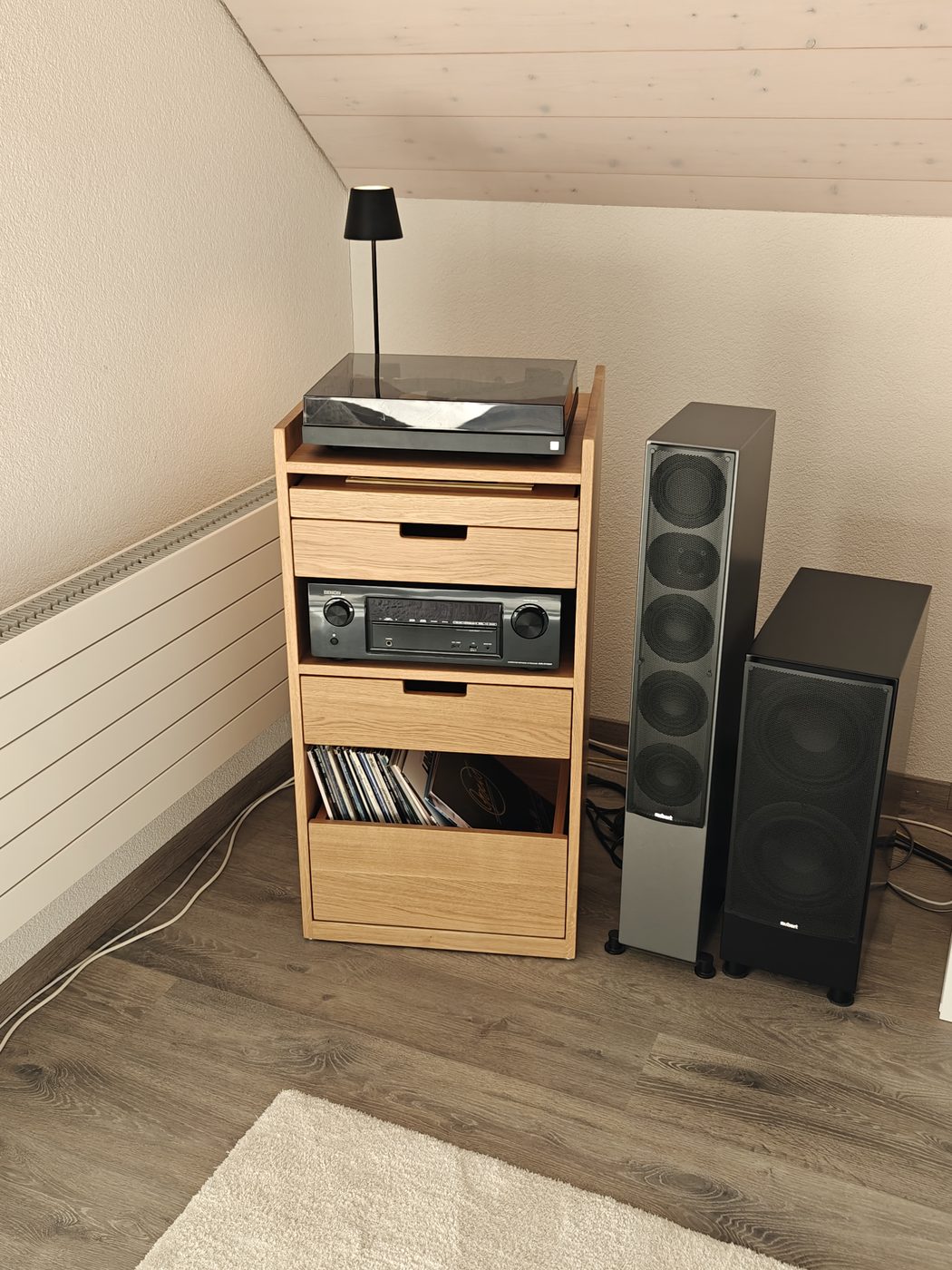 Das fertige Möbel zuhause — Plattenspieler, Lampe, Receiver, Standlautsprecher