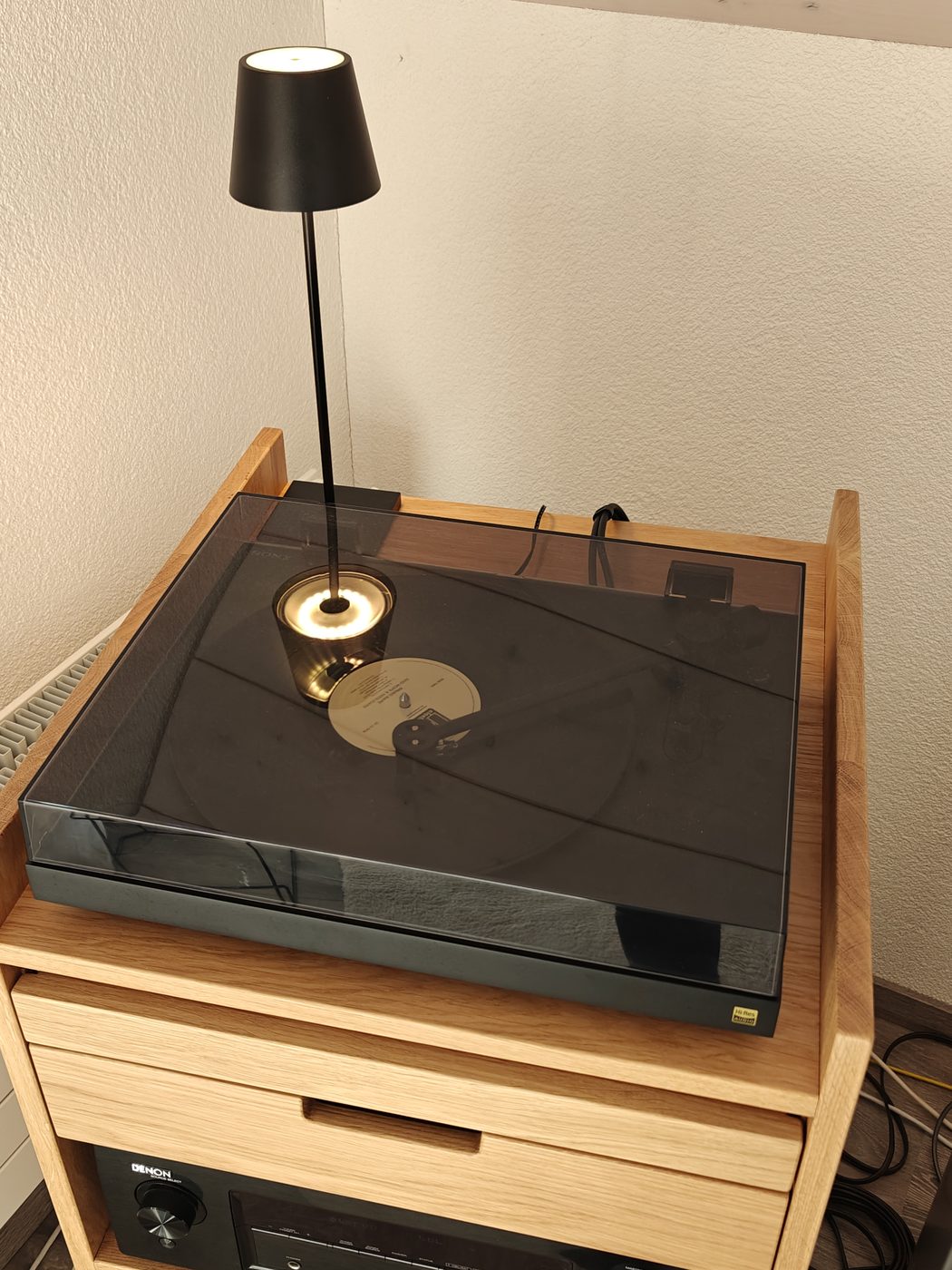 Plattenspieler mit Lampe — Nahaufnahme